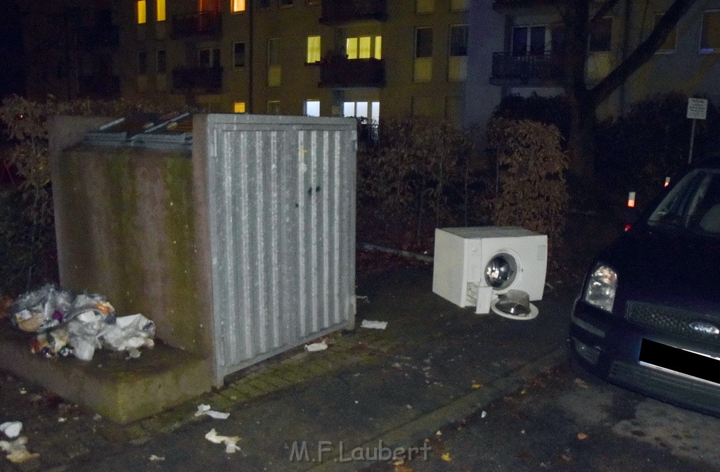 Mehrere Muell Sperrmuellbraende Köln Vingst Ansbacherstr P34.JPG - Miklos Laubert